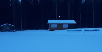Kenttä ja uusi kioski lumen vallassa, 02/19